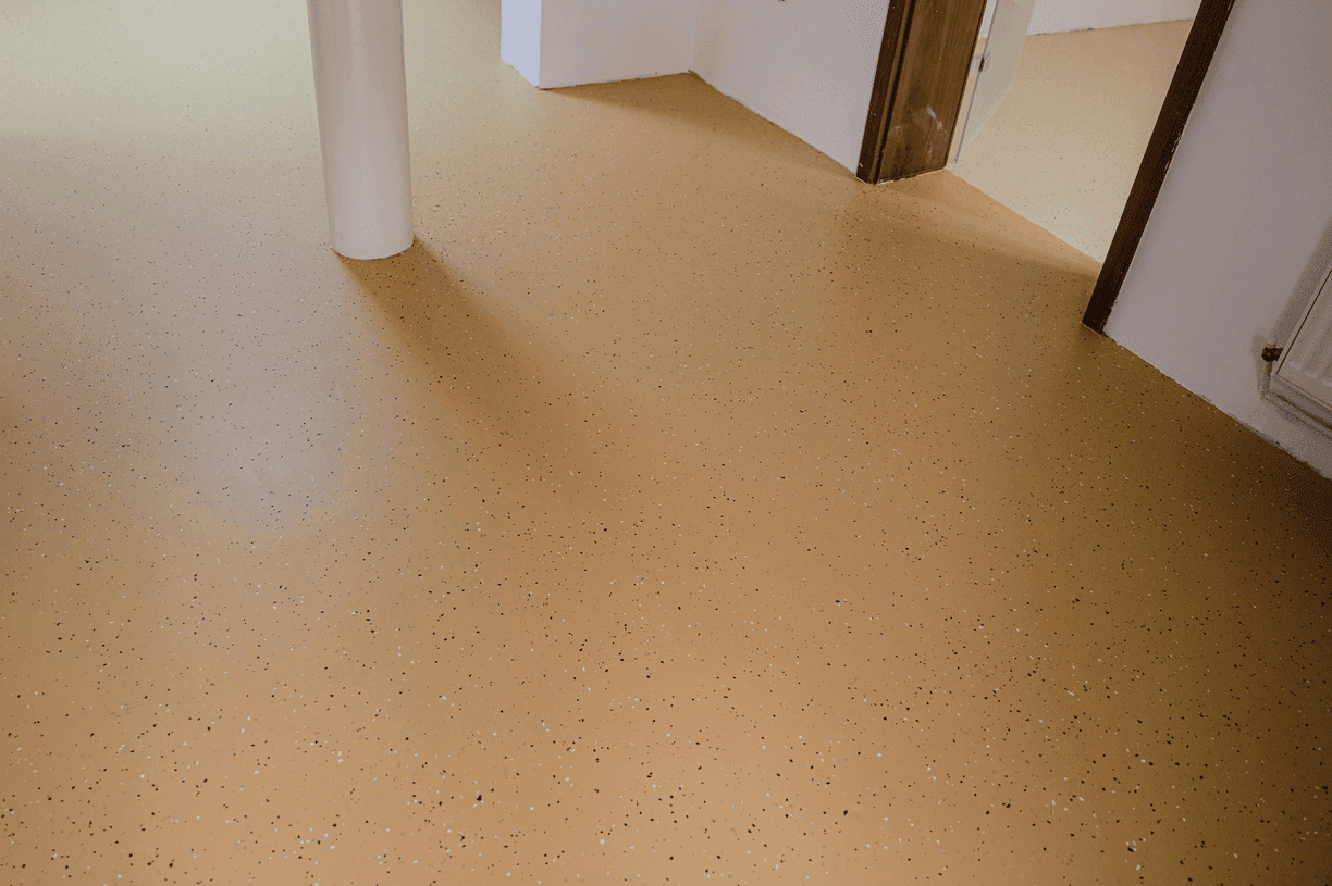 Textured anti-slip epoxy coating with non-slip aggregate for safety and durability